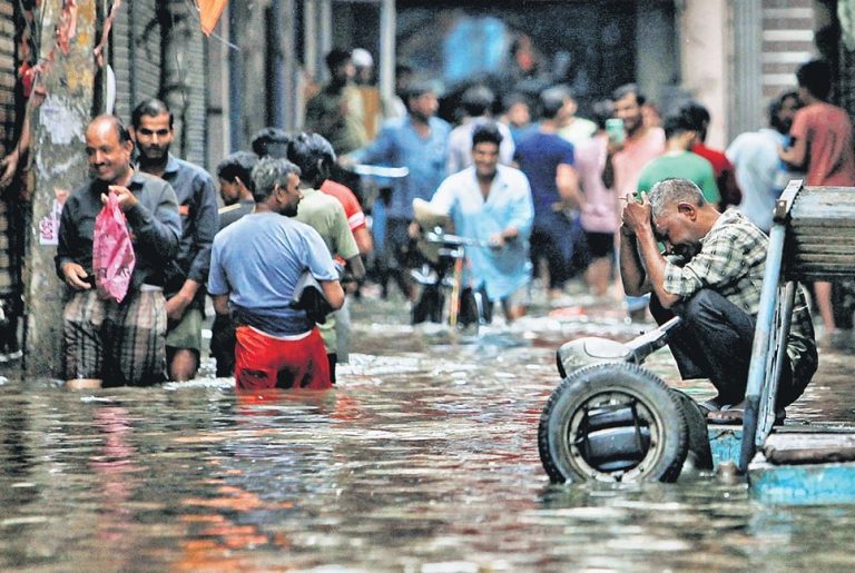 দিল্লিতে ৮৮ বছরের সর্বোচ্চ বৃষ্টিপাতের রেকর্ড ; ৬ জনের প্রাণহানি