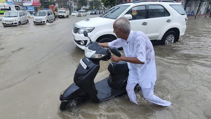 বৃষ্টিতে বিপর্যস্ত দিল্লিতে মৃত ১১, আবারও ভারি বর্ষণের পূর্বাভাস