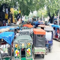 বীর শ্রেষ্ঠ ক্যাপ্টেন মহিউদ্দিন জাহাঙ্গীর সেতুতে টোল বৃদ্ধির প্রতিবাদে রিকশা চালকদের অবরোধ