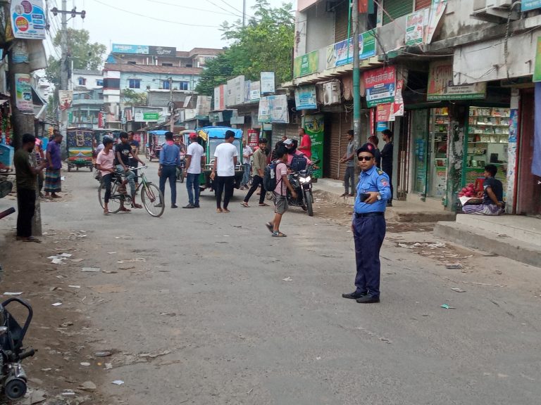 শিবগঞ্জে ট্রাফিকের ভূমিকায় শিক্ষার্থীরা