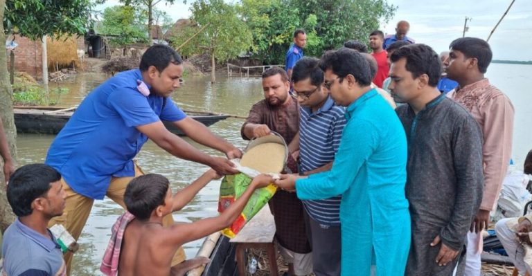 নদী ভাঙন ও বন্যায় ক্ষতিগ্রস্তদের মধ্যে ত্রাণ বিতরণ