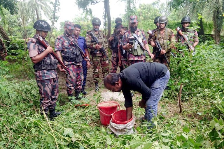 চাঁপাইনবাবগঞ্জে যৌথবাহিনীর অভিযান, ১৭টি ককটেল উদ্ধার