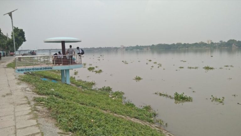 পদ্মায় কমছে পানি, মহানন্দা পুনর্ভবায় বাড়ছেই