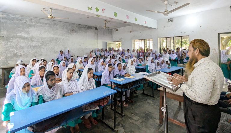 চাঁপাইনবাবগঞ্জে বাল্যবিয়ে, নারী ও শিশুর প্রতি সহিংসতা প্রতিরোধে করণীয় শীর্ষক উপস্থিত বক্তৃতা প্রতিযোগিতা