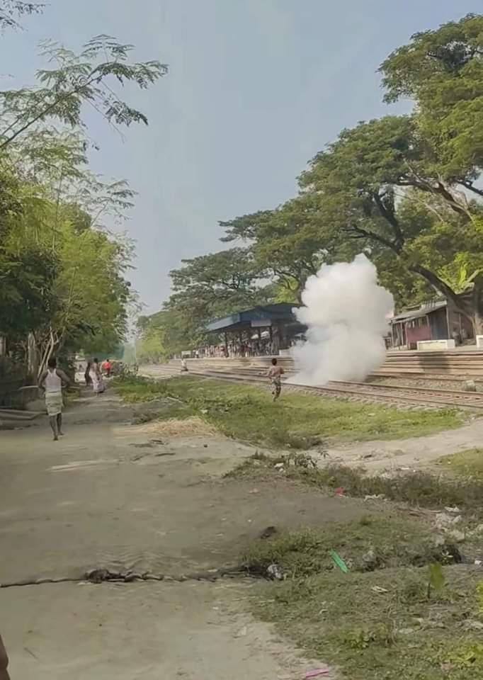 পারিবারিক কলহের জের : নাচোলে ককটেল বিস্ফোরণ ৭টি বাইকে অগ্নিসংযোগ