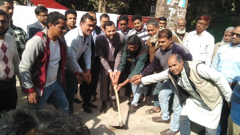 অবশেষে পূণ:নির্মাণ হচ্ছে চাঁপাইনবাবগঞ্জের ফায়ার সার্ভিস মোড় থেকে পশু হাসপাতাল সড়ক