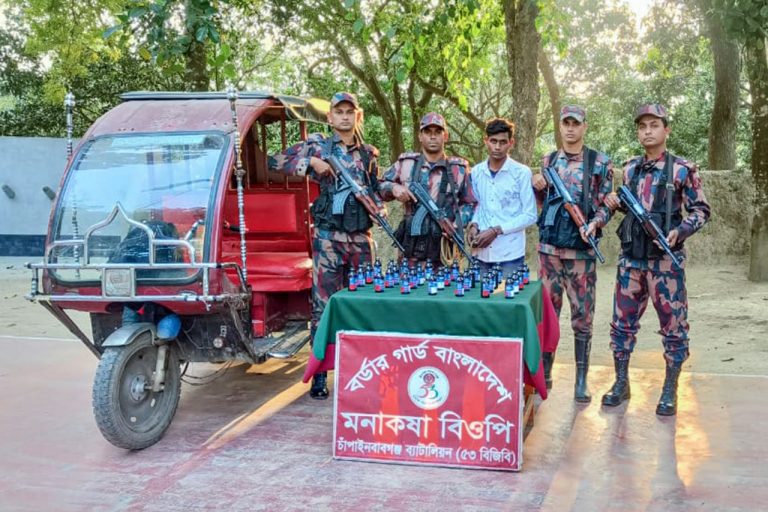 মনাকষা সীমান্তে বিজিবি’র অভিযানে ফেনসিডিলসহ তরুন আটক