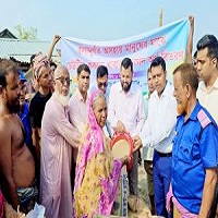 শিবগঞ্জে বন্যায় ক্ষতিগ্রস্তদের মধ্যে ত্রাণ বিতরণ