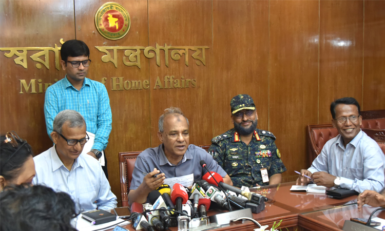 হারানো আগ্নেয়াস্ত্র উদ্ধারের জন্য শিগগীরই পুরস্কার ঘোষণা : স্বরাষ্ট্র উপদেষ্টা