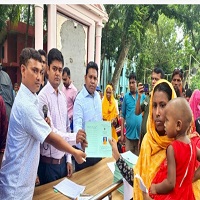 ভোলাহাটে উপকারভোগীদের মাঝে ভিডব্লিউবি কার্ড বিতরণ