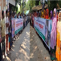 নাচোলে দুই ভাই হত্যা মামলায় জড়িতদের গ্রেপ্তার দাবিতে মানববন্ধন এলাকাবাসীর