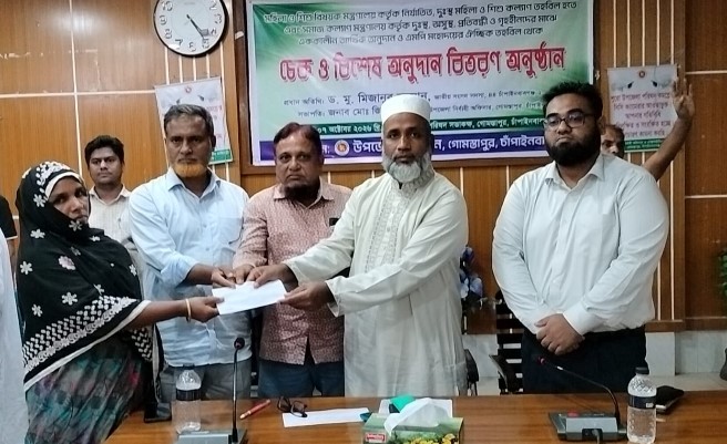 গোমস্তাপুরে দুস্থ-অসহায়দের মধ্যে চেক ও বিশেষ আর্থিক অনুদান বিতরণ