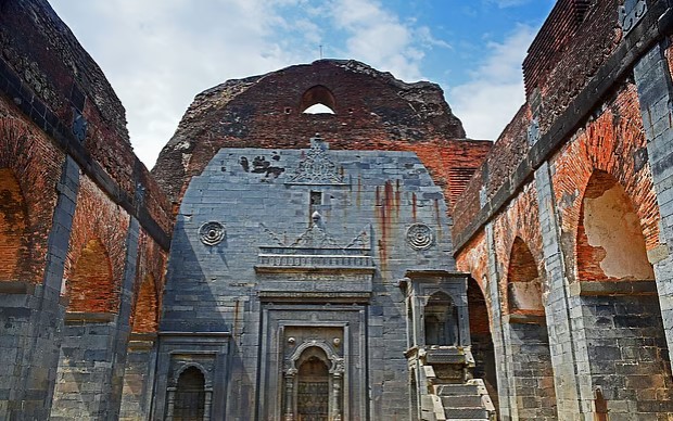 পাণ্ডুয়ার বিখ্যাত আদিনা মসজিদকে মন্দির দাবি করে হতে যাচ্ছে শিবপূজা