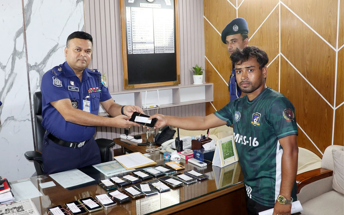 পুলিশের চেষ্টায় হারানো মোবাইল ফিরে পেলেন ২৩ জন