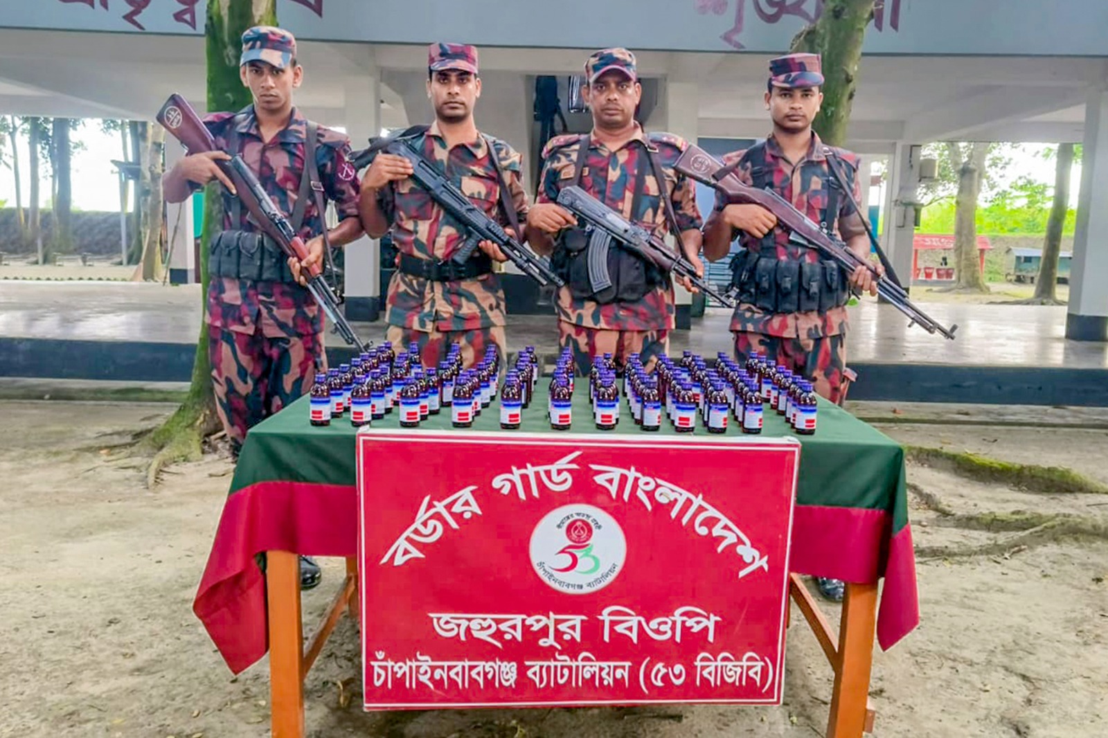 চাঁপাইনবাবগঞ্জ সীমান্তে এস্কাফ সিরাপ জব্দ করেছে বিজিবি