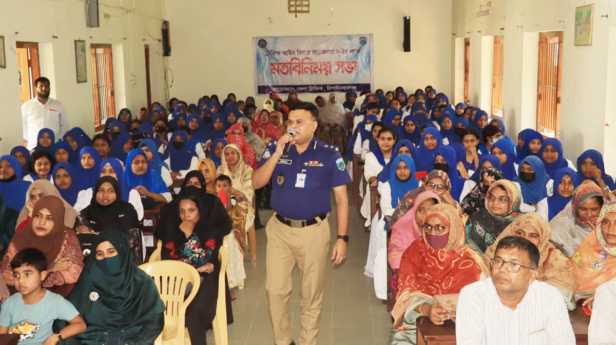 সচেতনতার বার্তা নিয়ে নবাবগঞ্জ সরকারি বালিকা উচ্চ বিদ্যালয়ে পুলিশ সুপার