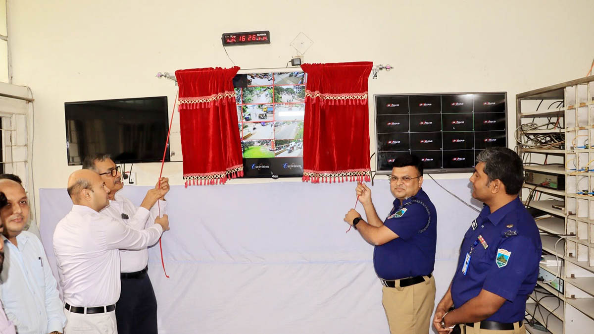 এবার চাঁপাইনবাবগঞ্জে বসানো হলো ৩২টি এআই ক্যামেরা