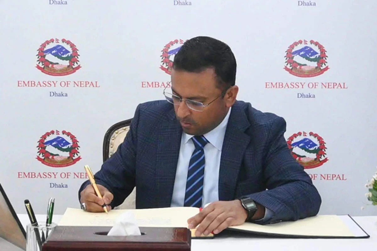নেপাল দূতাবাসের শোক বইয়ে স্বাক্ষর করলেন পররাষ্ট্র প্রতিমন্ত্রী