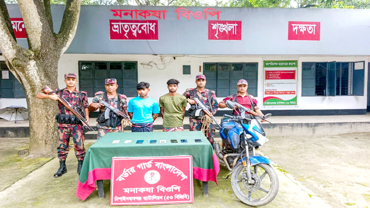 শিবগঞ্জ ভারতীয় মোবাইল ফোন-মোটরসাইকেলসহ আটক ২