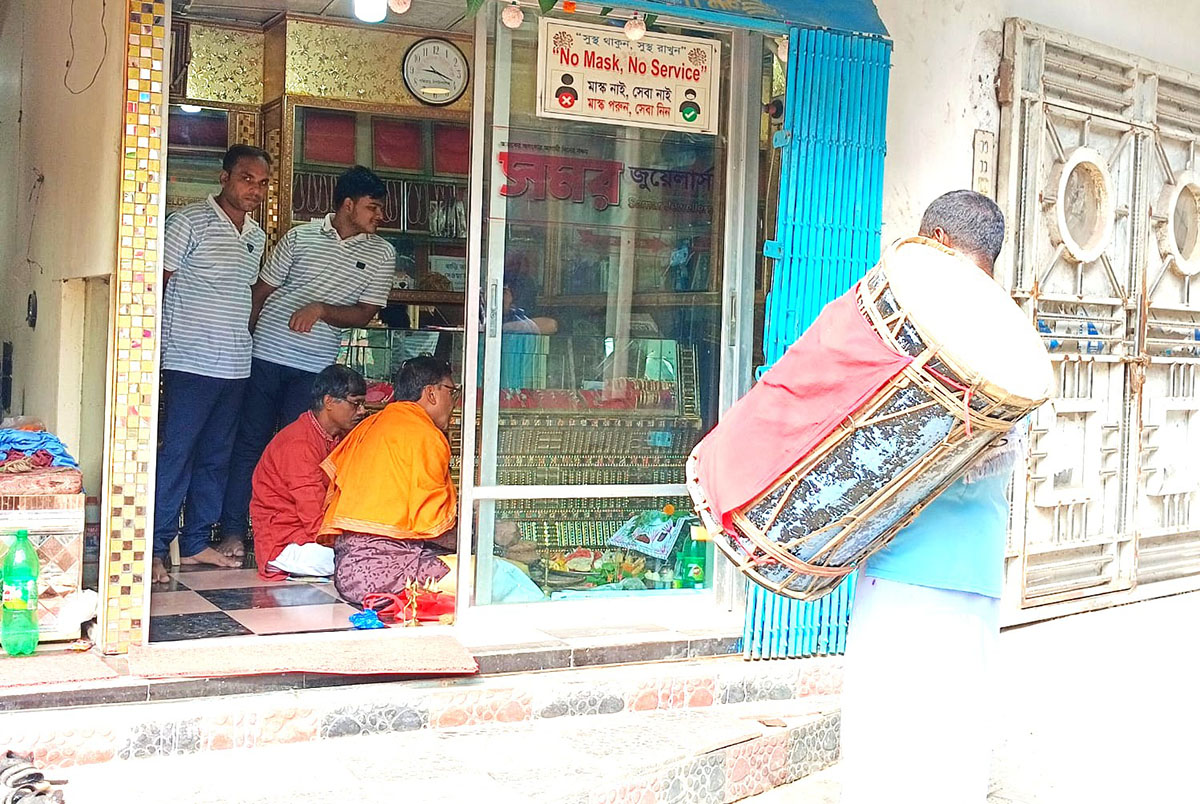 চাঁপাইনবাবগঞ্জে বিশ্বকর্মা পূজা অনুষ্ঠিত