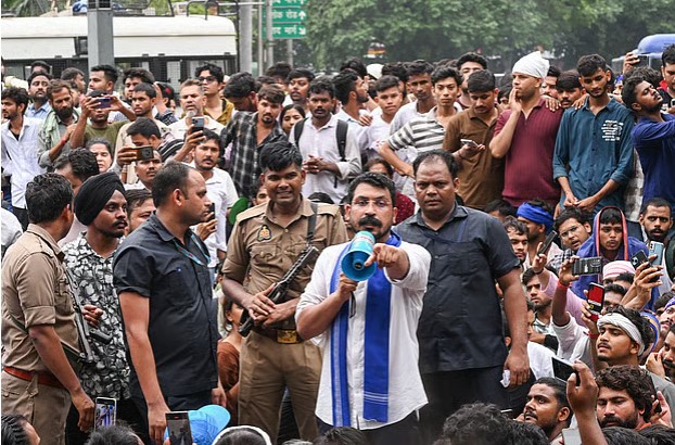 ককরোচ পার্টির আন্দোলনে আটক স্বরার স্বামী ফাহাদ আহমেদ, বলিউড তারকাদের প্রতিবাদ