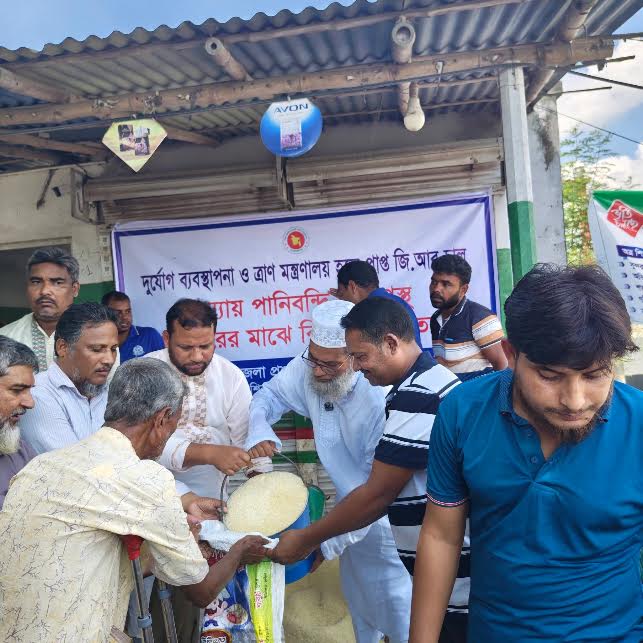 শিবগঞ্জে  বন্যার্তদের মাঝে  চাল বিতরণ