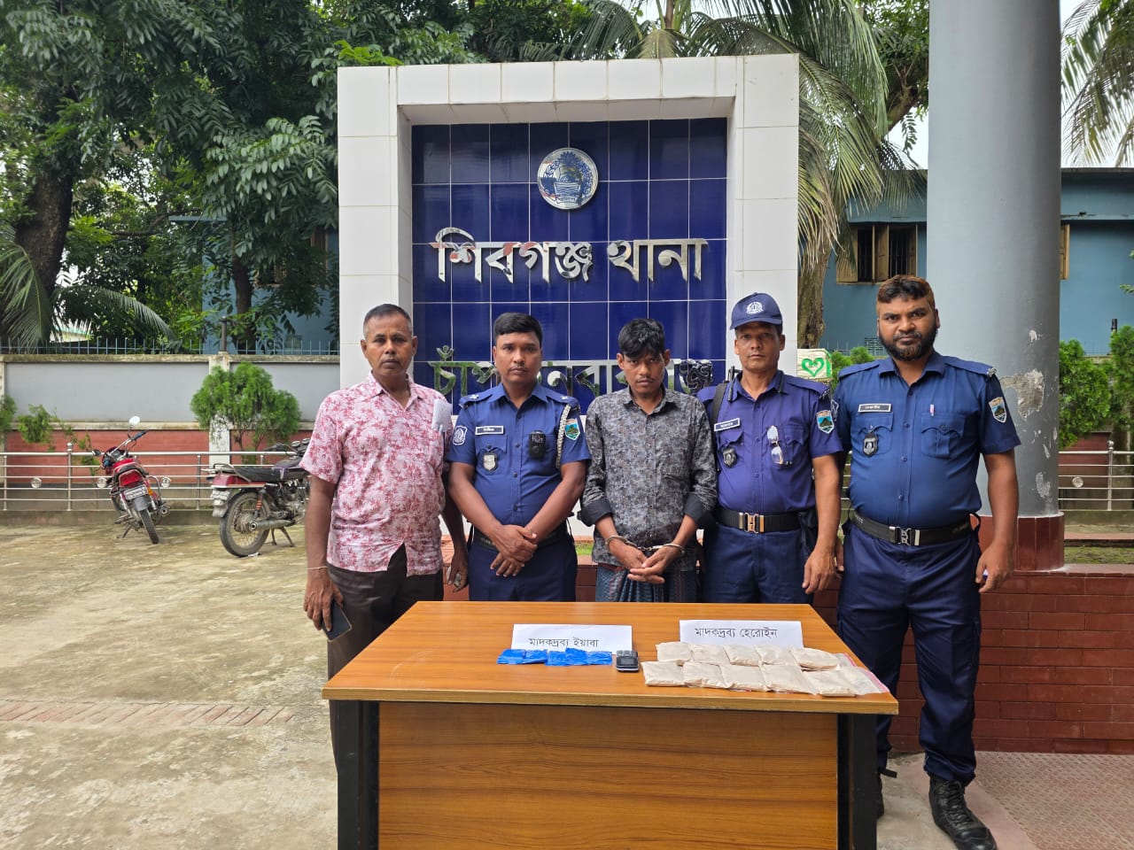 শিবগঞ্জে মাদকসহ আটক ১