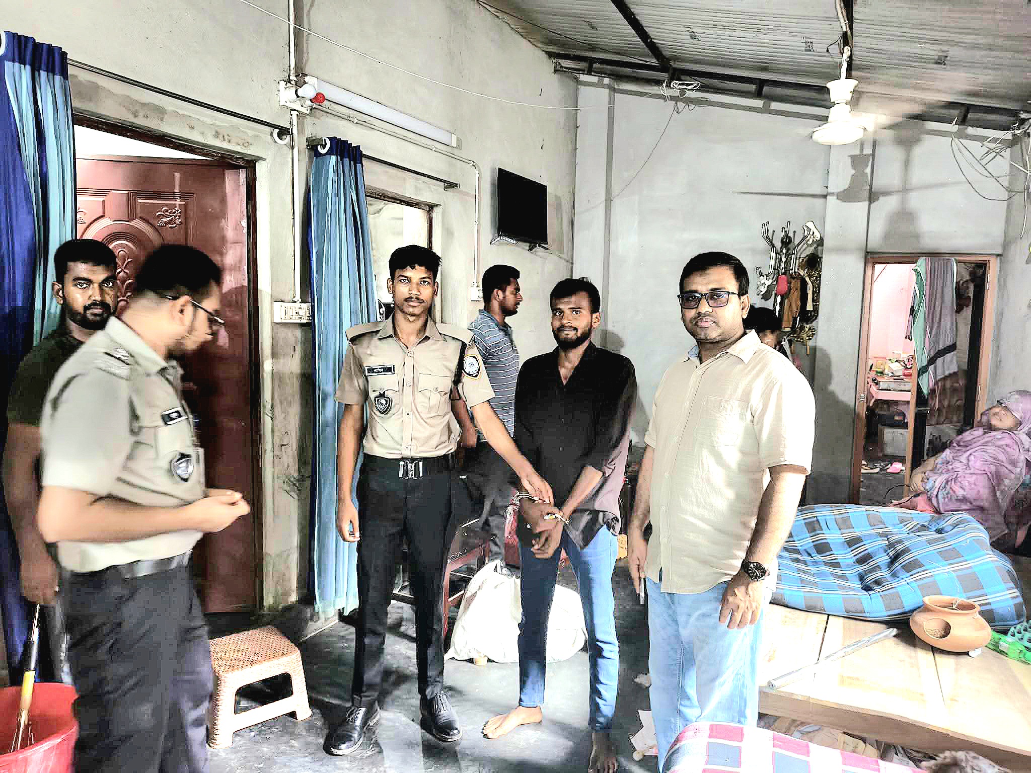 গোমস্তাপুরে এক মাদকসেবীকে ৩ মাসের কারাদণ্ড