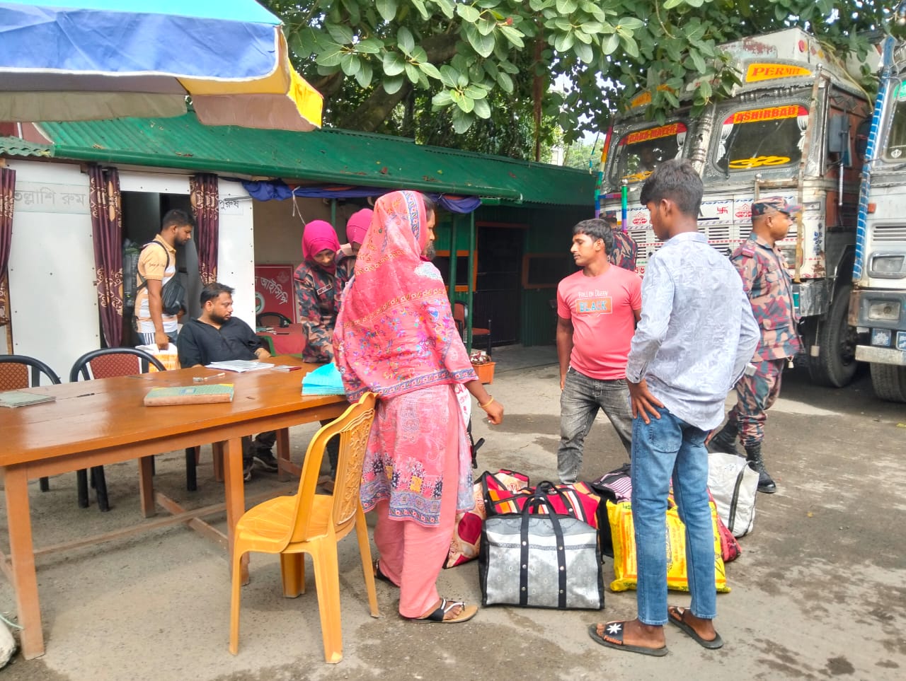 ১ বছর পর দেশে ফিরে গেলেন চাঁপাইনবাবগঞ্জে গ্রেপ্তার পুশইনের শিকার ৪ ভারতীয় নাগরিক
