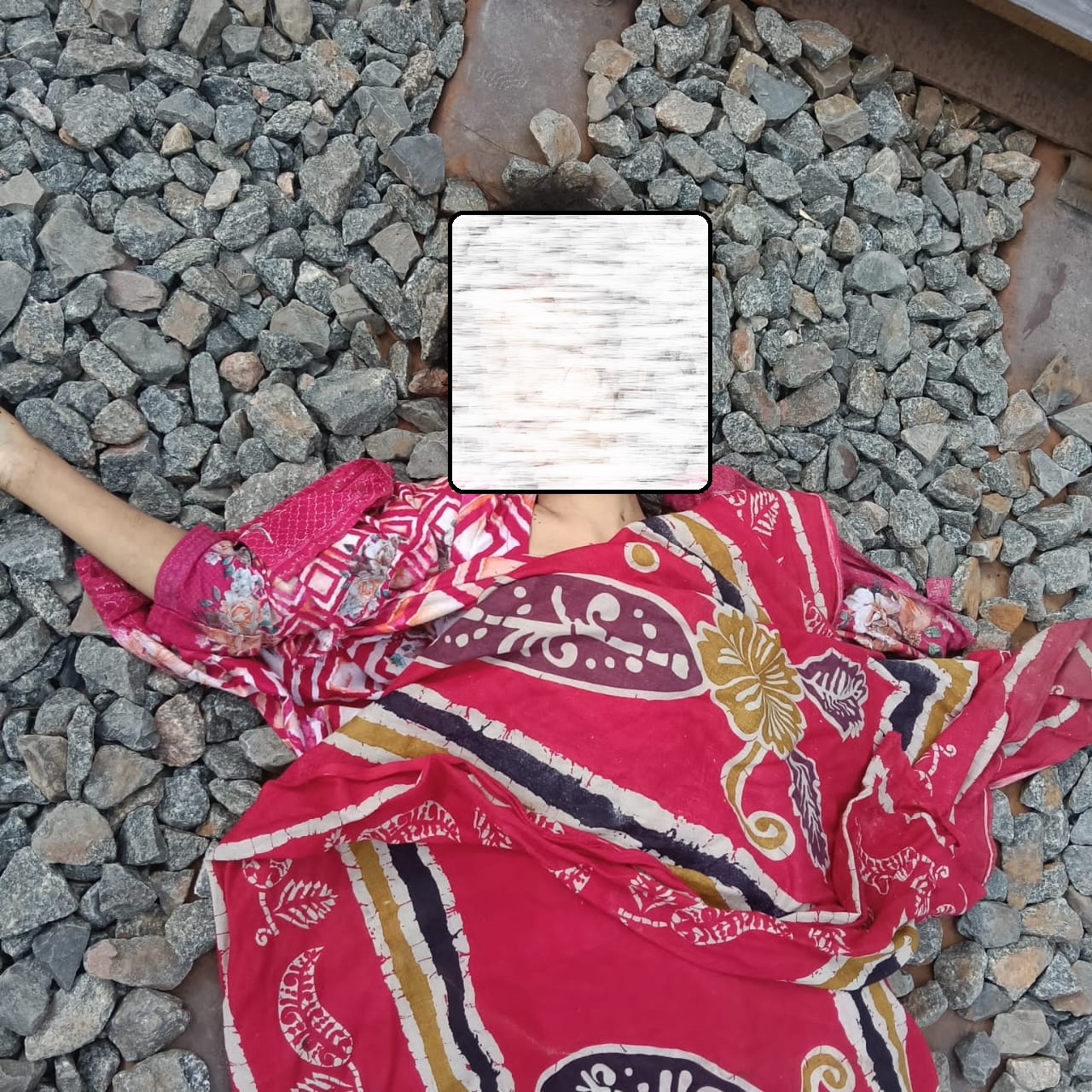চাঁপাইনবাবগঞ্জে ট্রেনের ধাক্কায় অজ্ঞাত যুবতী নিহত