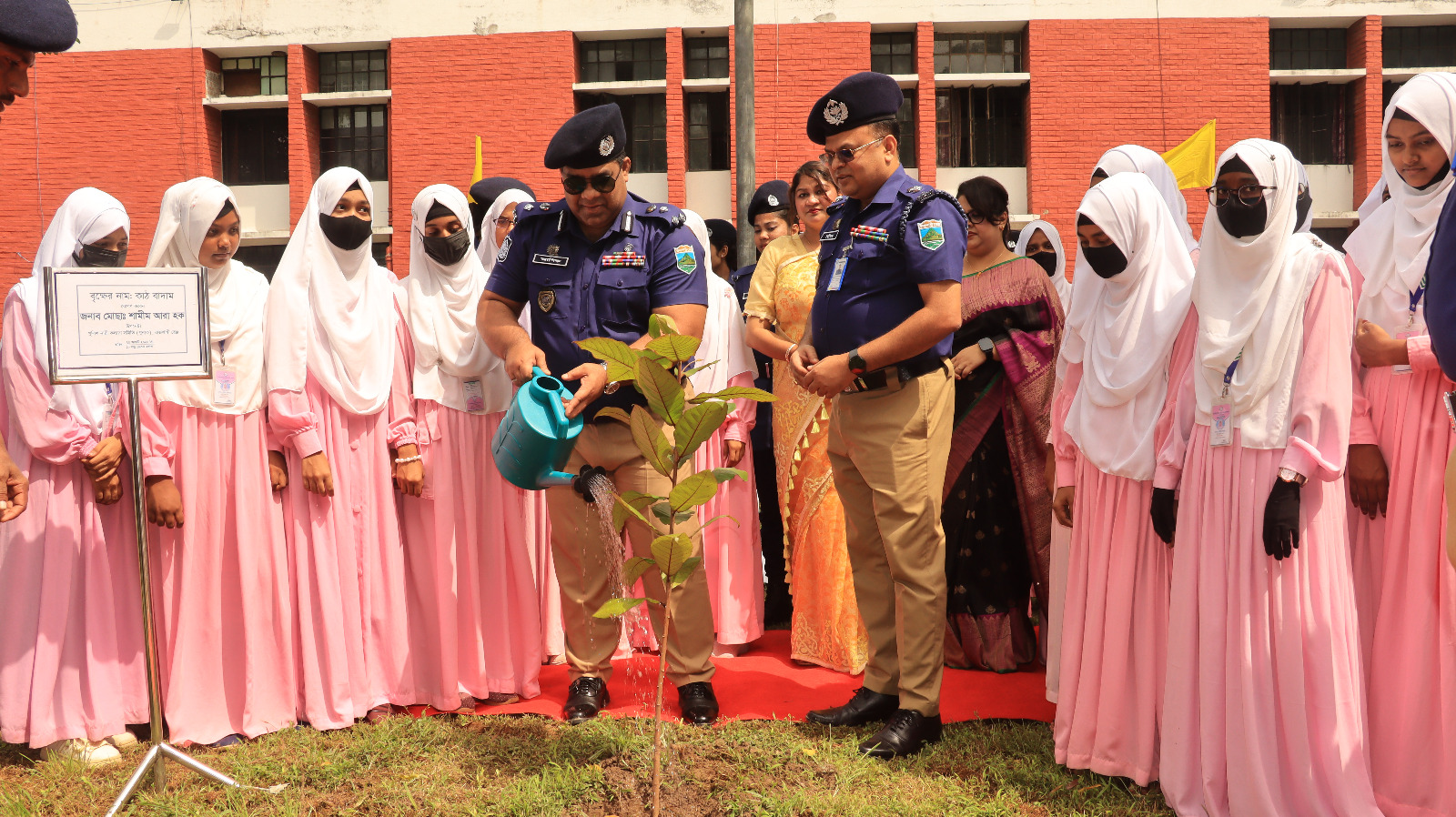 চাঁপাইনবাবগঞ্জে পুলিশ নারী কল্যান সমিতি(পুনাক)-এর উদ্যোগে বৃক্ষরোপণ ও মাছের পোনা অবমুক্তকরণ