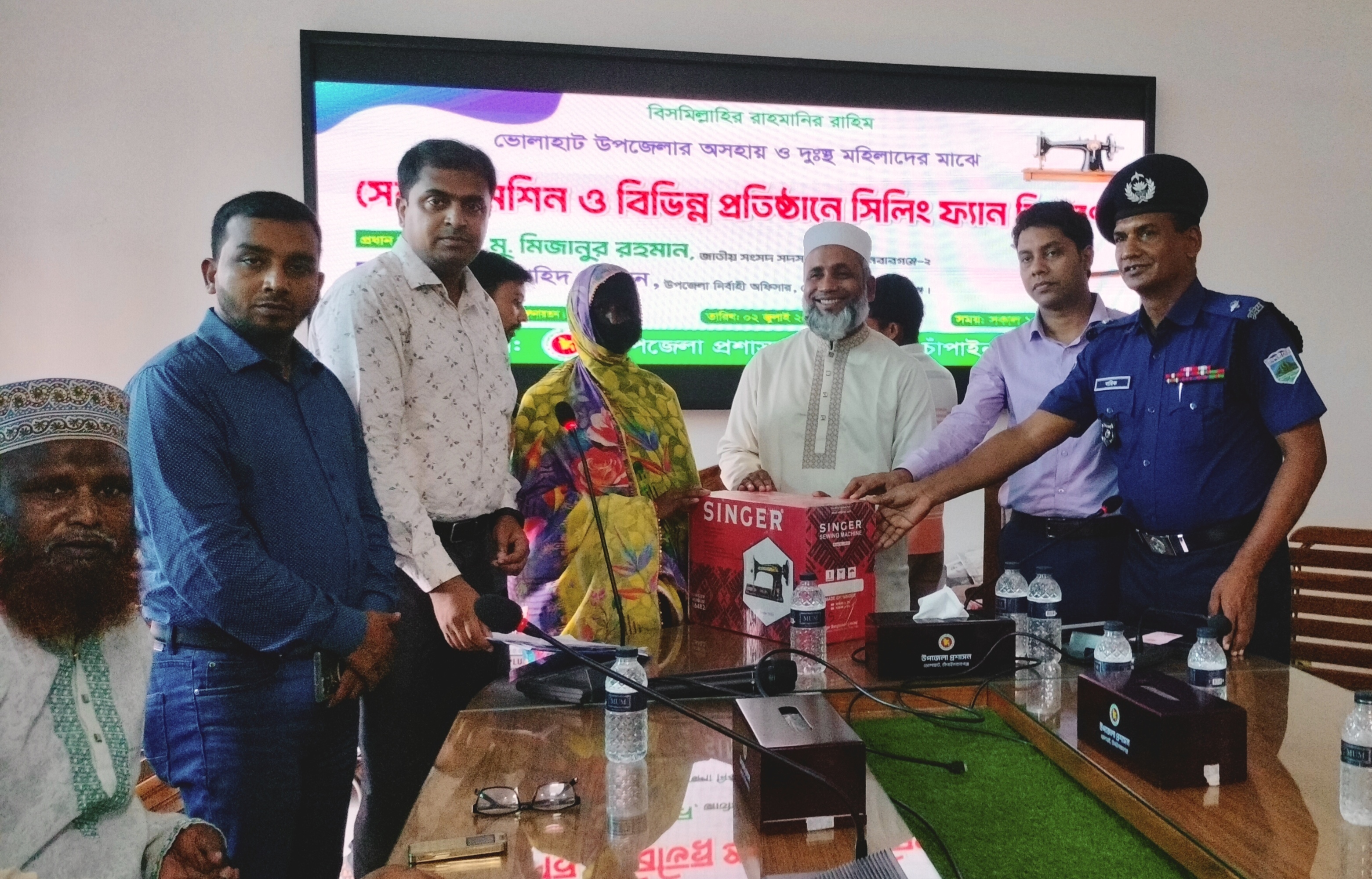 ভোলাহাটে অসহায় নারীদের মাঝে সেলাই মেশিন ও বিভিন্ন প্রতিষ্ঠানে ফ্যান বিতরণ