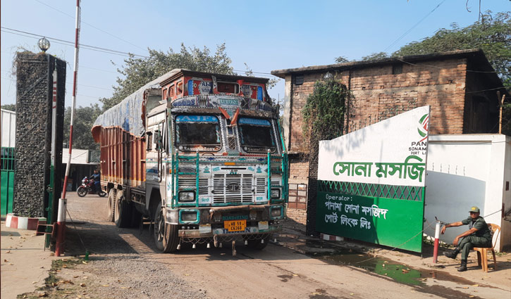 ১৭ দিন বন্ধ থাকার পর সোনামসজিদ স্থলবন্দর দিয়ে ফের পাথর আমদানি শুরু
