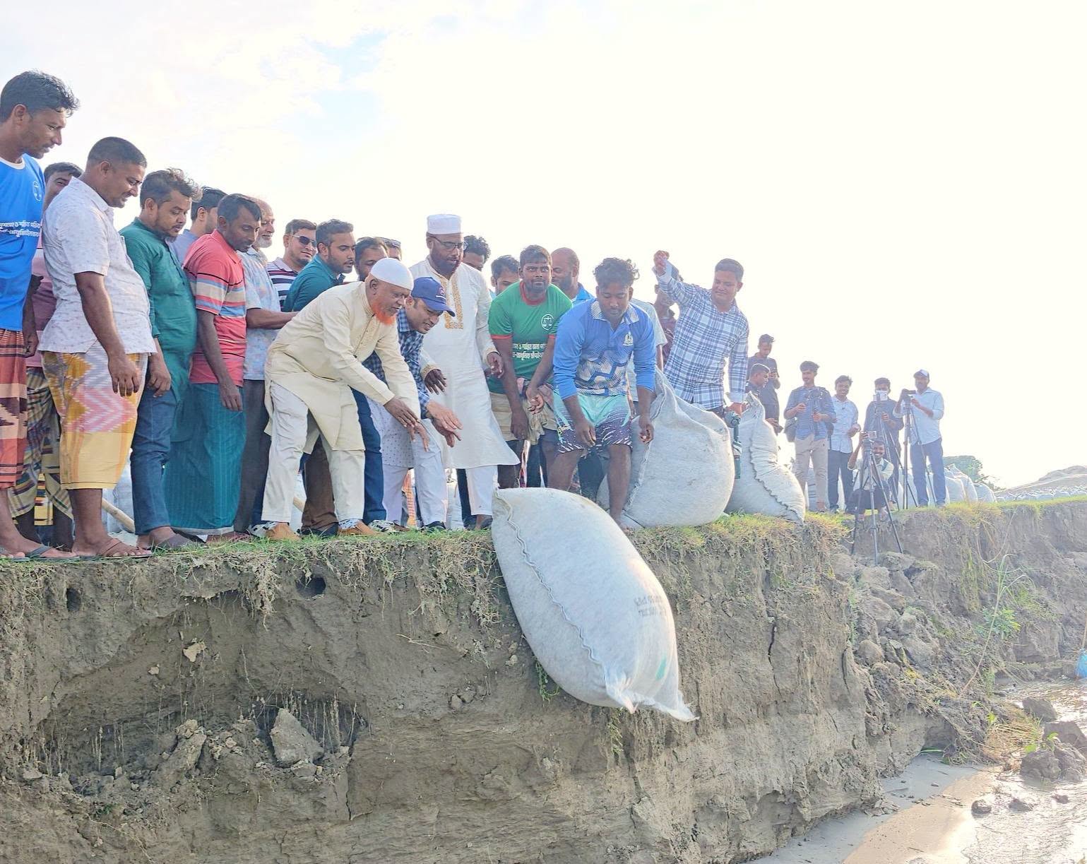 আলাতুলিতে পদ্মার ভাঙন রোধে নদী তীর সংরক্ষণ কাজের উদ্বোধন