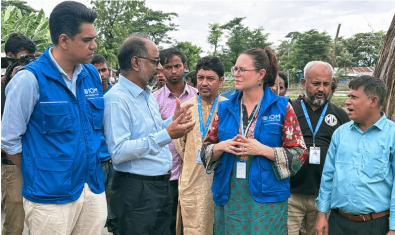 বাঁশখালীতে জাতিসংঘের অভিবাসন সংস্থা চিফ অফ মিশন লরা টম ‌তেরপাল বিতরণ
