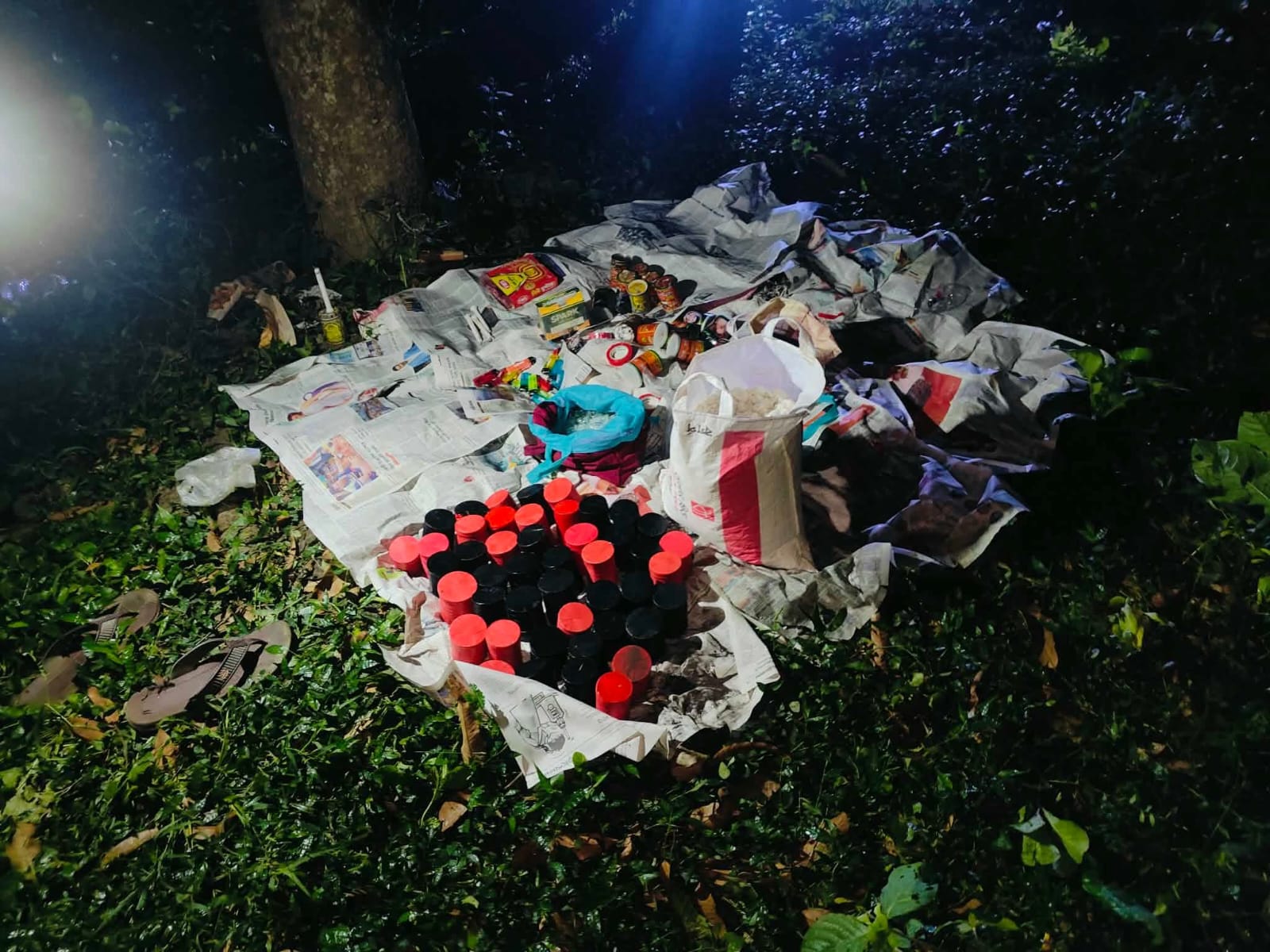 চাঁপাইনবাবগঞ্জে ৯২টি ককটেল, গানপাওডার ও বিস্ফোরক তৈরির সরঞ্জাম উদ্ধার
