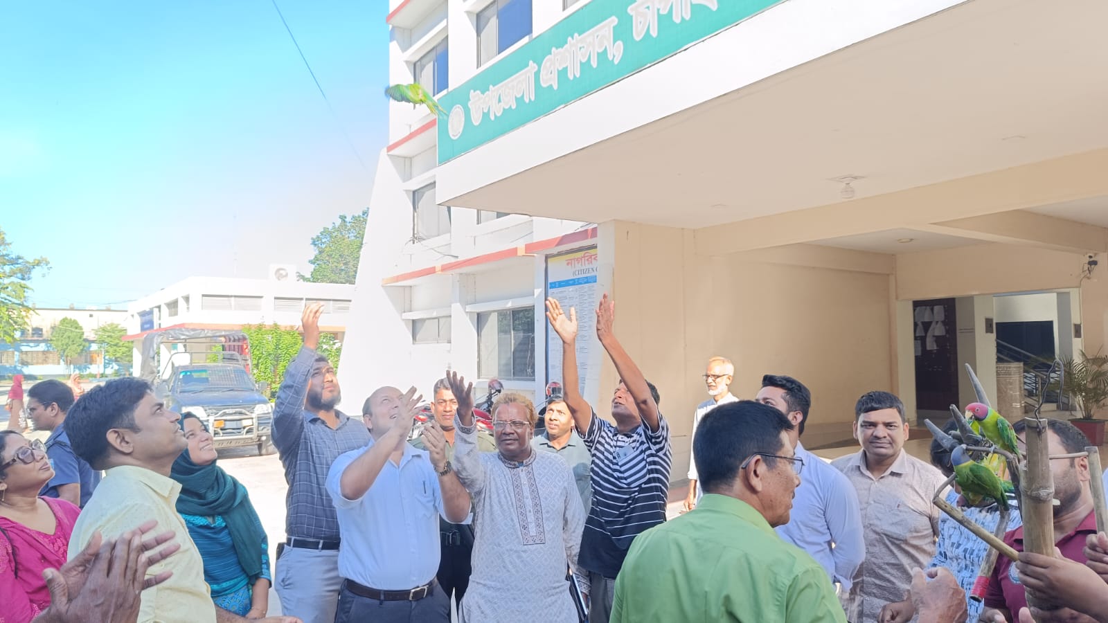 চাঁপাইনবাবগঞ্জে বন্য টিয়া শিকার, ২৩টি টিয়া উদ্ধার করে অবমুক্ত