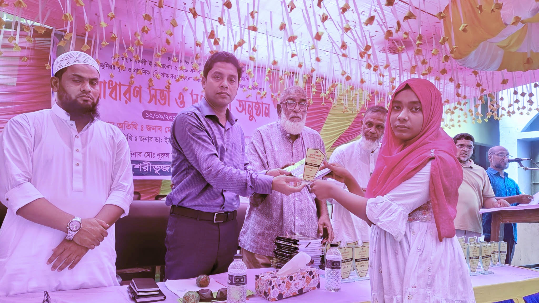 ভোলাহাটে সাধারণ সভা ও কৃতি শিক্ষার্থীদের সংবর্ধনা