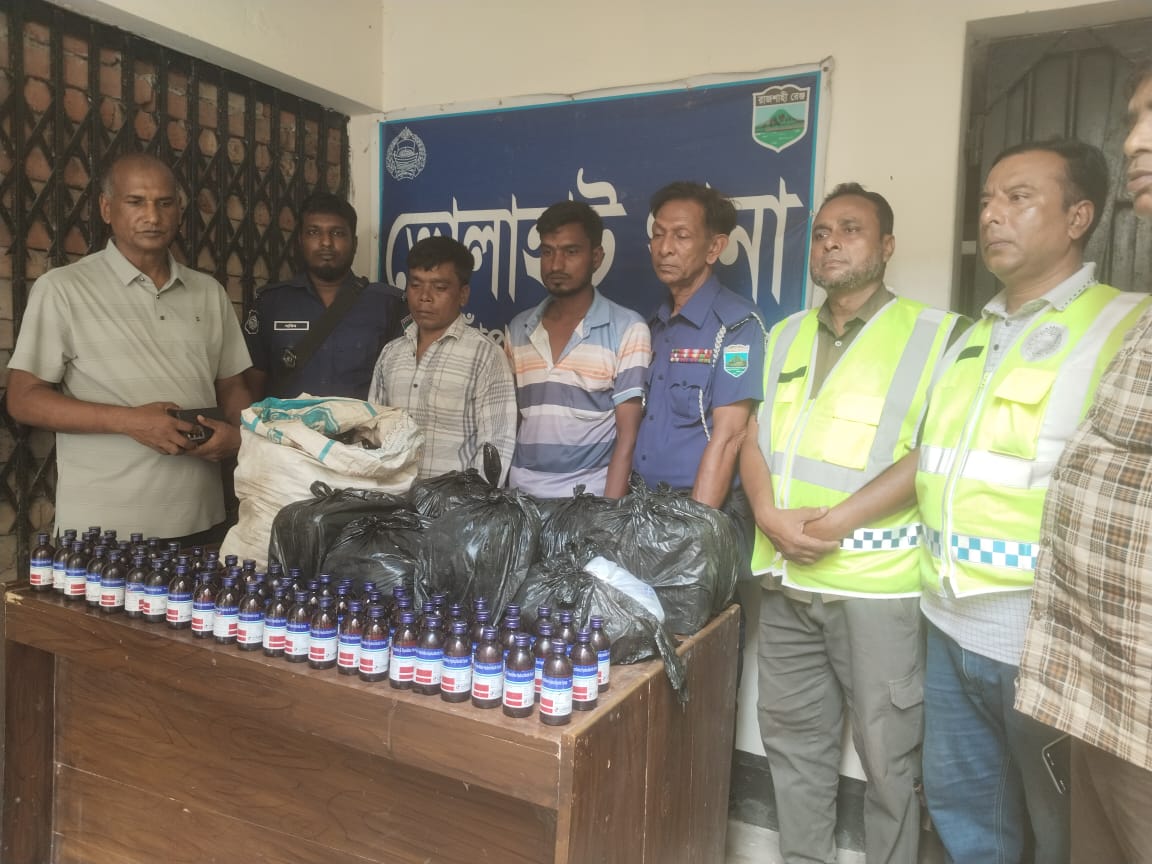 ভোলাহাটে ৪০০ বোতল নেশাজাতীয় সিরাপসহ আটক ২