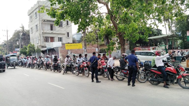 চাঁপাইনবাবগঞ্জে জ্বালানি তেল নিতে পাম্পগুলোয় দীর্ঘ লাইন পরিস্থিতি নিয়ন্ত্রণে মোতায়েন থাকছে পুলিশ