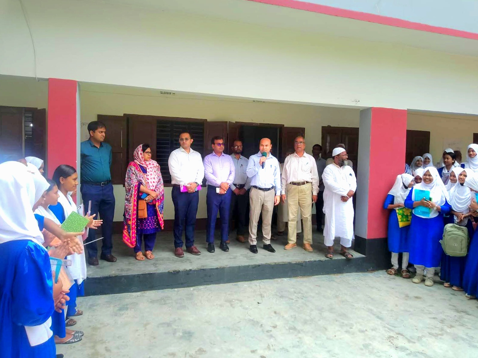 গোমস্তাপুরে বিভিন্ন সরকারি অফিস ও প্রতিষ্ঠান পরিদর্শন করলেন জেলা প্রশাসক