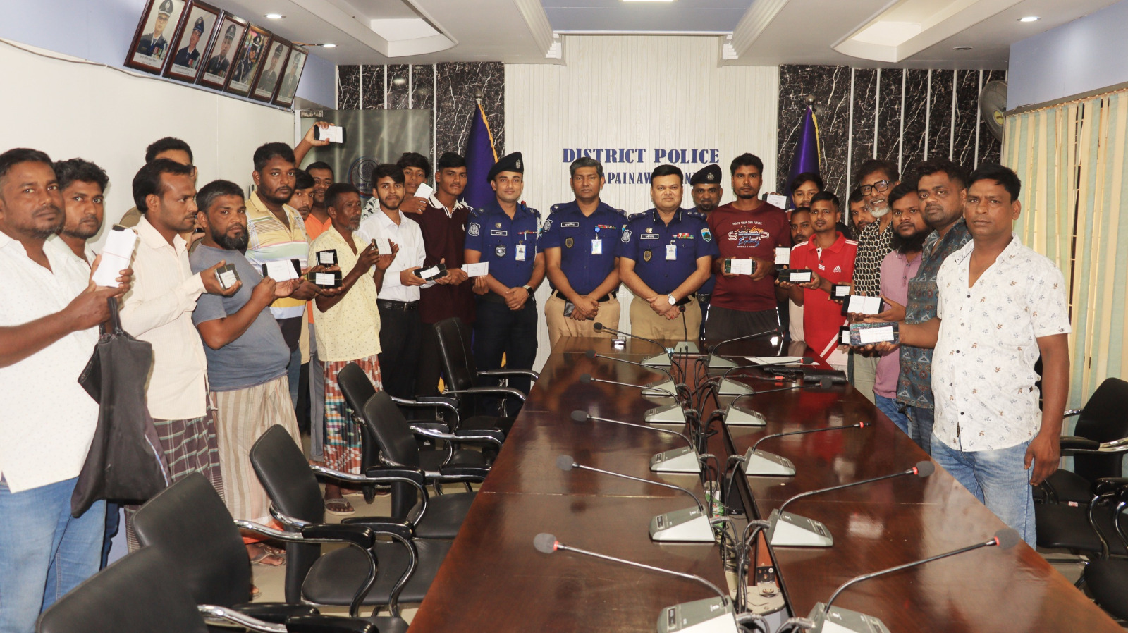 হারানো ৩০টি মোবাইল উদ্ধার করে মালিককে ফিরিয়ে দিল জেলা পুলিশ