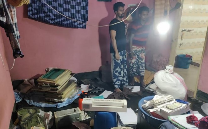 চাঁপাইনবাবগঞ্জে জাল মুদ্রা তৈরির কারখানার সন্ধান, ৪৩ লাখ জাল ভারতীয় রুপিসহ গ্রেপ্তার ২