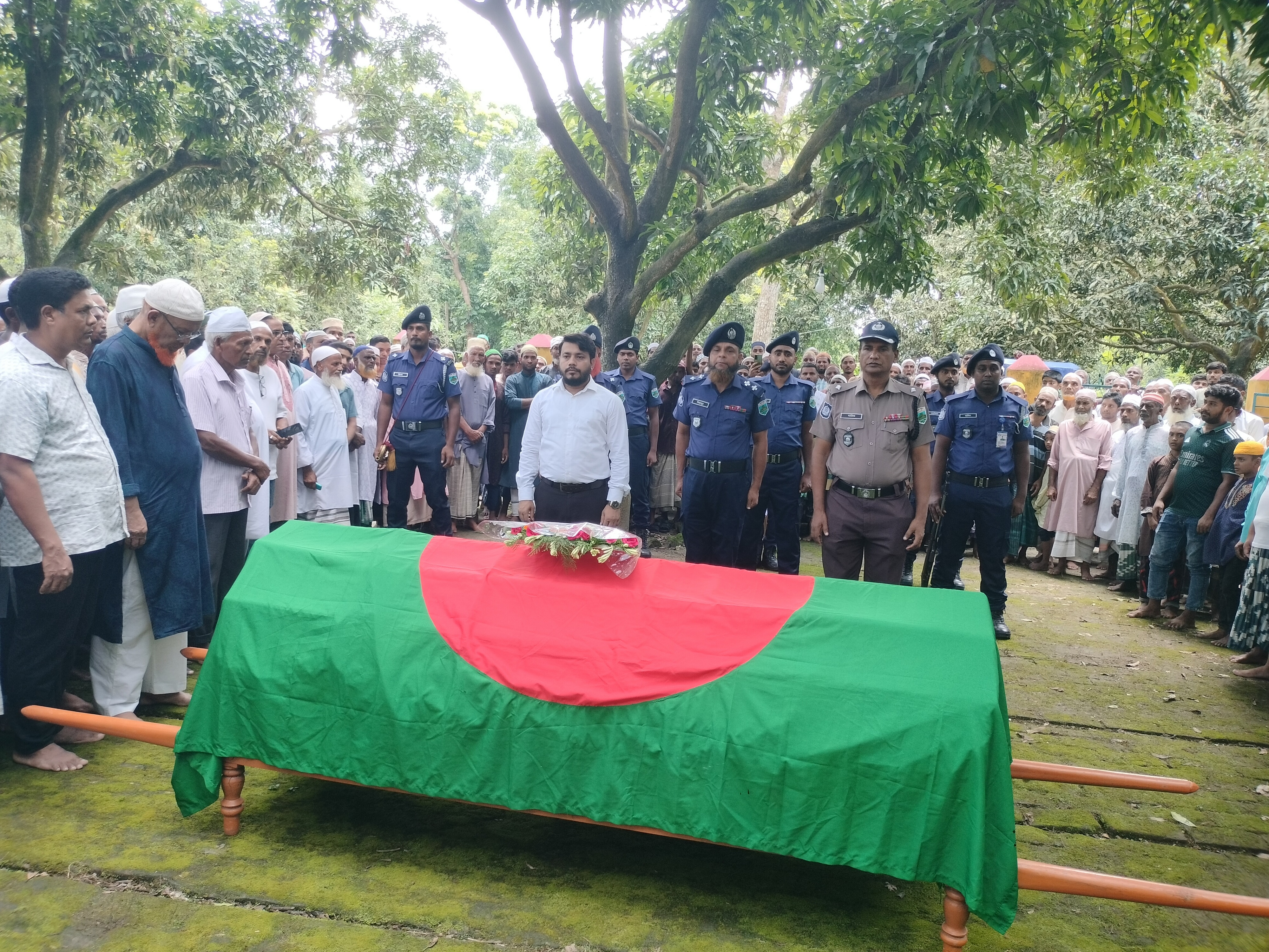 ভোলাহাটে বীর মুক্তিযোদ্ধা মেশেরকে রাষ্ট্রীয় মর্যাদায় দাফন
