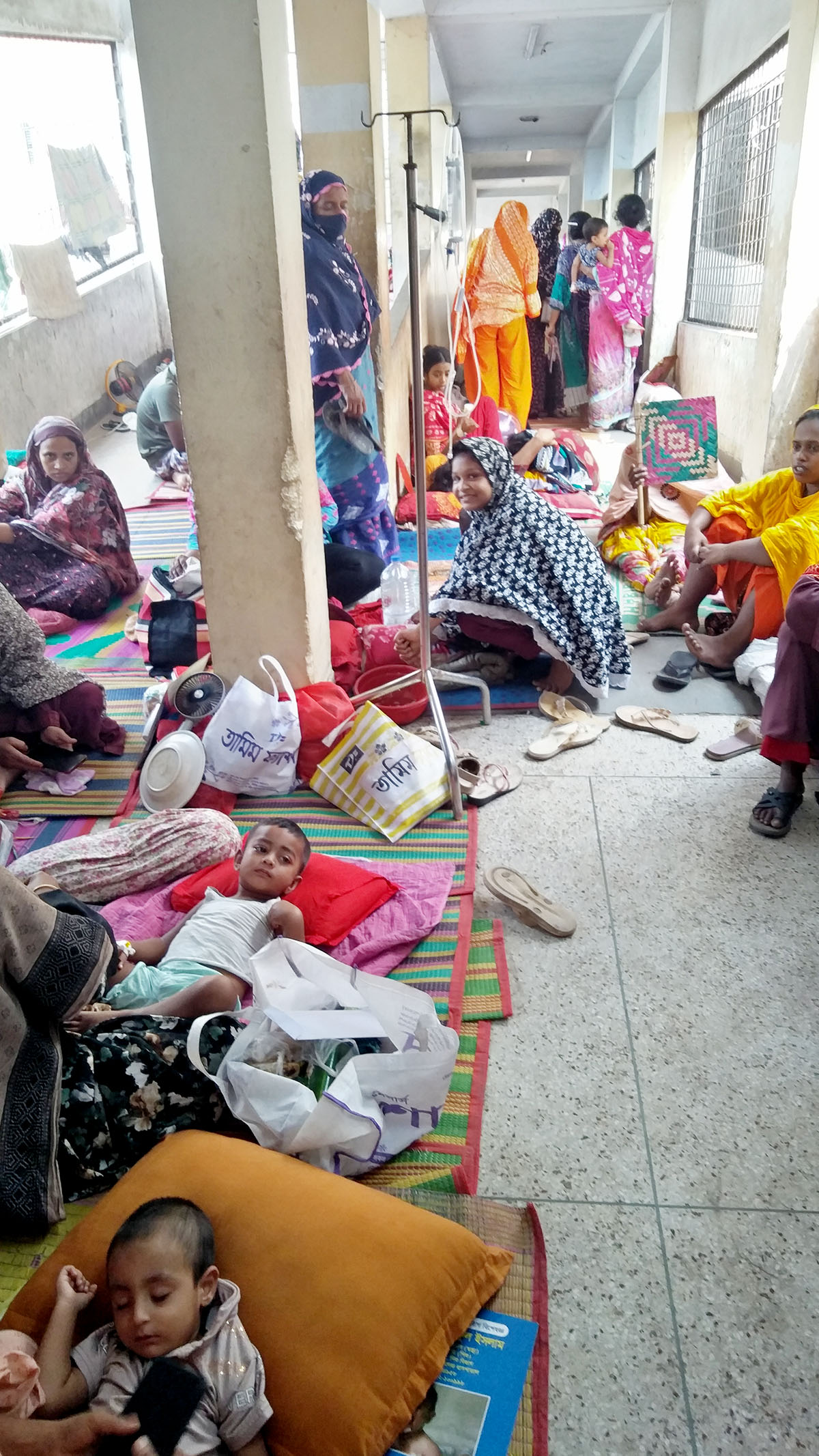 ২৫০ শয্যার হাসপাতালে প্রায় আড়াইশ শিশুই : বেশিরভাগই চিকিৎসা নিচ্ছে মেঝেতে