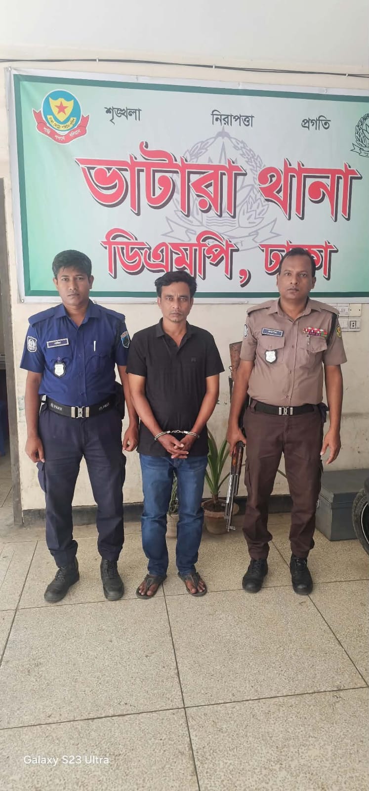 গোমস্তাপুরে ১৯ মামলার পলাতক আসামি আটক