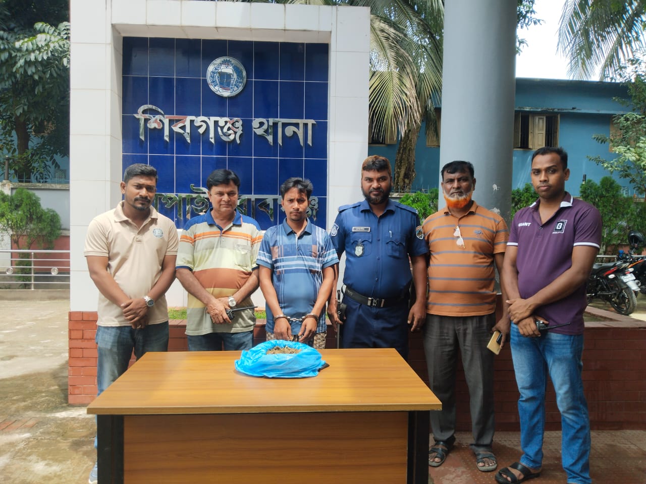 শিবগঞ্জে গাঁজাসহ আটক ১