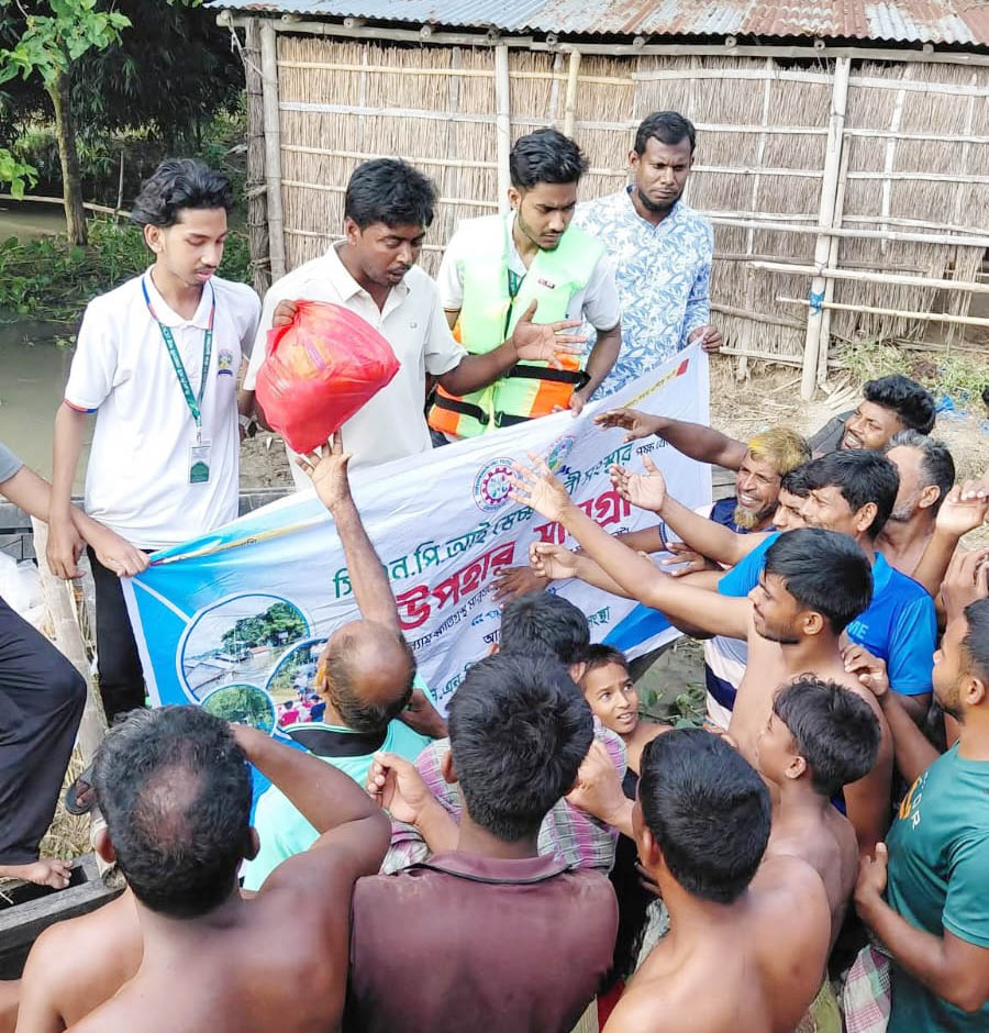 বন্যার্তদের মধ্যে ত্রাণ দিল চাঁপাইনবাবগঞ্জ সরকারি পলিটেকনিক ইনস্টিটিউট
