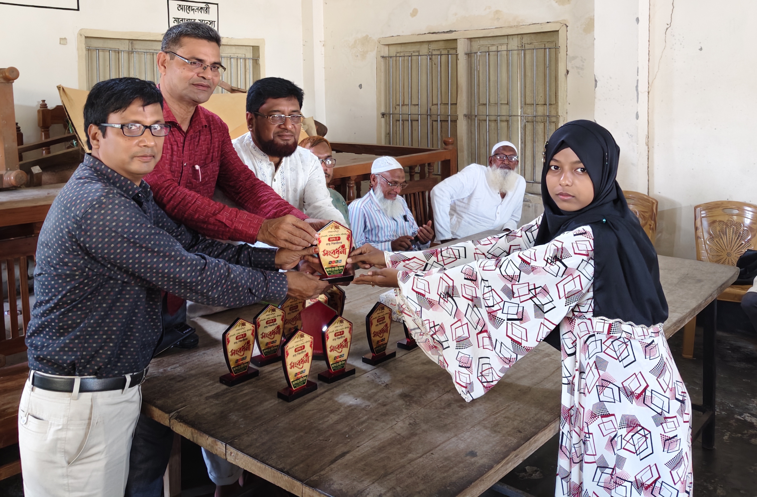 শিবগঞ্জে এসএসসি ও সমমান পরীক্ষায় এ প্লাস প্রাপ্ত পরীক্ষার্থীদের সংবর্ধনা