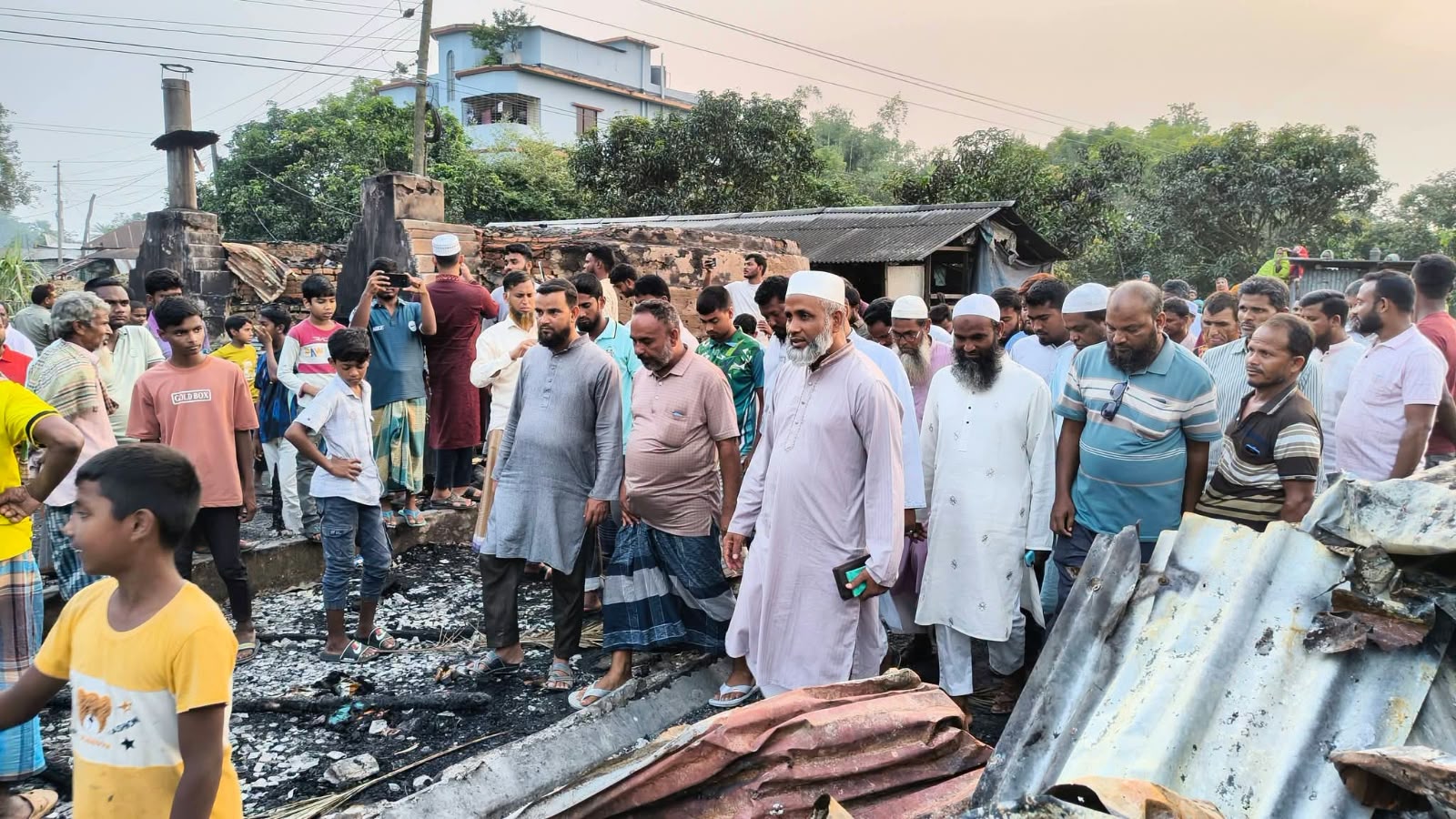 গোমস্তাপুরে বিস্কুট কারখানায় আগুন ক্ষতিগ্রস্ত ব্যবসায়ীকে সহায়তা